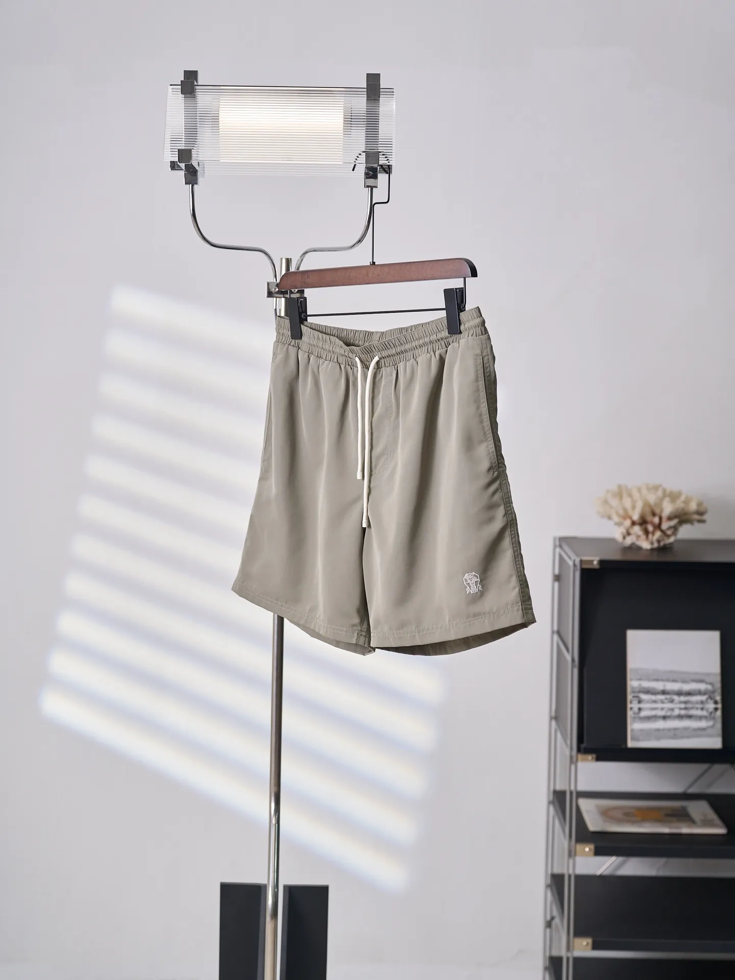 [Real auction] Brunello Cucinelli/BC ￼ Embroidered solid color beach shorts [In Stock] S M L XL Fabric selection: Made of 80D fine denier polyester plain weave, the fabric surface is smooth and wrinkle-free, with anti-wrinkle and anti-tear properties, and it will not be easily deformed after repeated washing. The fabric has undergone hydrophilic treatment and has a very low moisture regain rate. It can be quickly dried after getting wet, eliminating the sticky feeling. Mesh lining: Made of high-elastic nylon mesh, the honeycomb hollow structure greatly improves air circulation efficiency, which can not only avoid light leakage, but also quickly discharge moisture from the body surface, keeping the body feeling fresh and not stuffy when exercising or sweating. Embroidery process: For the badge embroidery on the trouser legs, high-tenacity polyester-cotton embroidery thread is used to decorate the fabric with the precision routing of Tajima multi-head embroidery machine with up to 20 needles. The line density is uniform, there are no jumps or burrs on the edge of the pattern, the pattern details are clear and three-dimensional, and the degree of restoration is full. There are no excess threads on the back of the embroidery, which will not irritate the skin or irritate the legs, taking into account both aesthetics and wearing experience. Details: Velcro opening and closing patch pocket on the back side, double-line seam reinforcement on the edge of the bag, tight Velcro bite, taking into account practicality and simple style. Sewing details: The side seams and legs of the trouser body adopt double-thread overlocking + back and forth stitching process. The seam allowance is wrapped inside, and the edges are smooth and burr-free. The trouser legs are processed with double-needle stitching. They are not easy to come off or curl after washing, and they will still stay crisp after long-term wear.